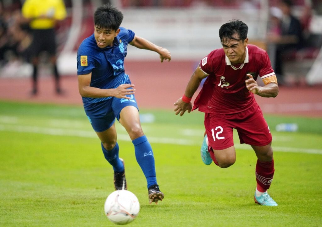 Pratama Arhan (Áo Đỏ) của tuyển Indonesia trong một pha phòng ngự - (Kubet cập nhật)