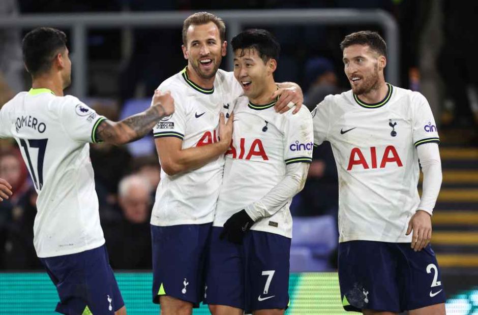Các cầu thủ Tottenham ăn mừng bàn thắng cùng Son Heung Min