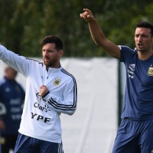 Messi và HLV Scaloni cùng chỉ đạo các cầu thủ trên sân tập