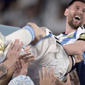 Nhà Vô Địch World Cup 2022 được các đồng đội tung hô