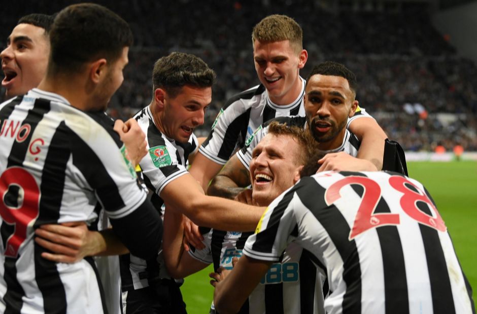 Các cầu thủ Newcastle đang cùng nhau ăn mừng bàn thắng rất tình cảm phải không?