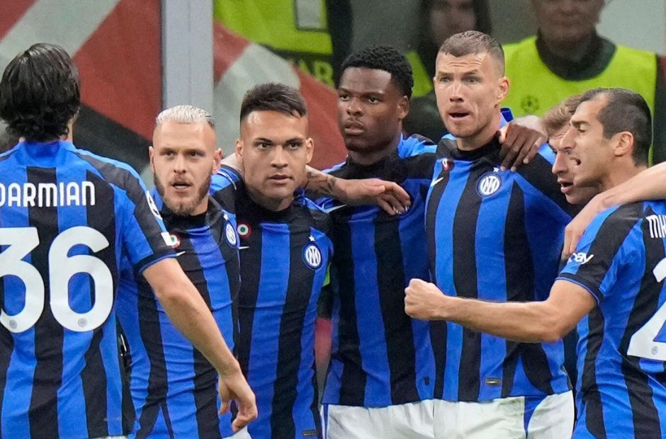 Các cầu thủ Inter ăn mừng bàn thắng vào lưới AC Milan