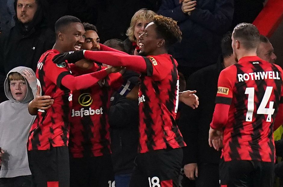 6 chiến thắng trong 10 trận đấu đã giúp Bournemouth vững vàng trong cuộc đua trụ hạng