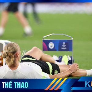 Erling vấp phải thùng đựng nước và té ngã vô cùng đau đớn