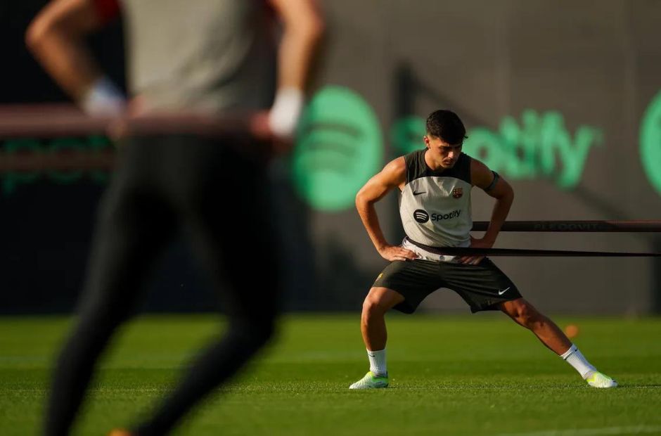 Khởi động nhẹ nhàng là bài tập đầu tiên của các cầu thủ Barca, nơi cơ eo được kéo dãn bởi máy móc và dây đai