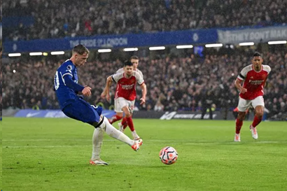 Cole Palmer đưa Chelsea vượt lên dẫn trước Arsenal (Ảnh: Kubet)