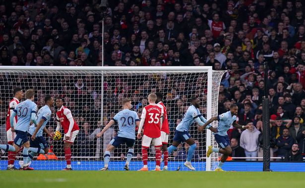 Bàn thắng của Ivan Toney vào lưới Arsenal hồi tháng 2 lẽ ra không thể đứng vững (Ảnh Kubet)