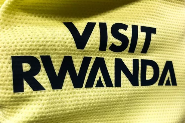 Logo Visit Rwanda được in trên áo đấu và dụng cụ tập luyện của Arsenal (ảnh Kubet)