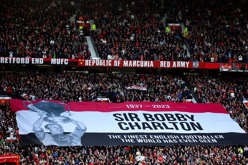 Manchester United đã vinh danh Sir Bobby Charlton trước trận derby vào Chủ nhật (Ảnh Kubet)