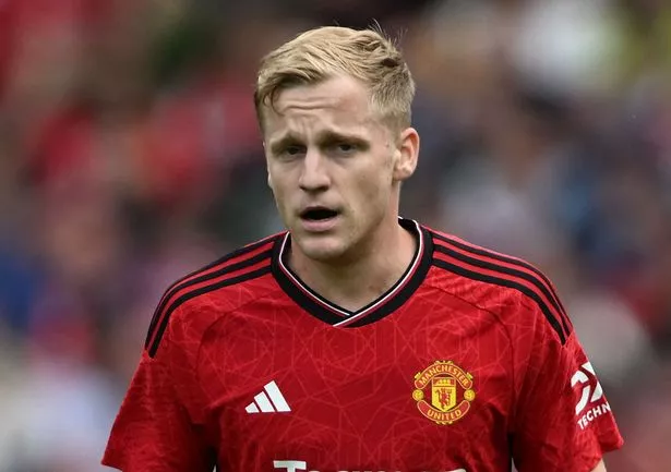 Donny van de Beek cần bán (Ảnh Kubet)