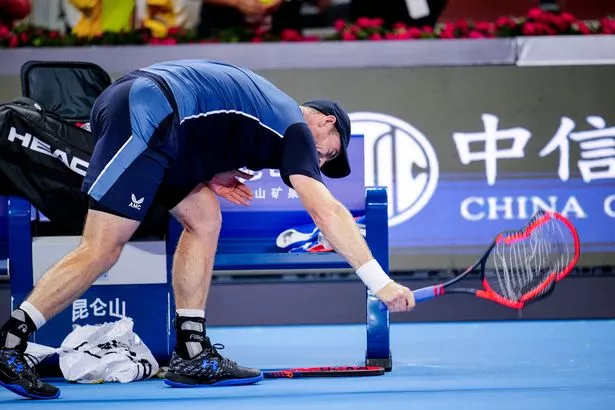 Andy Murray bực bội đập vợt (Ảnh Kubet)