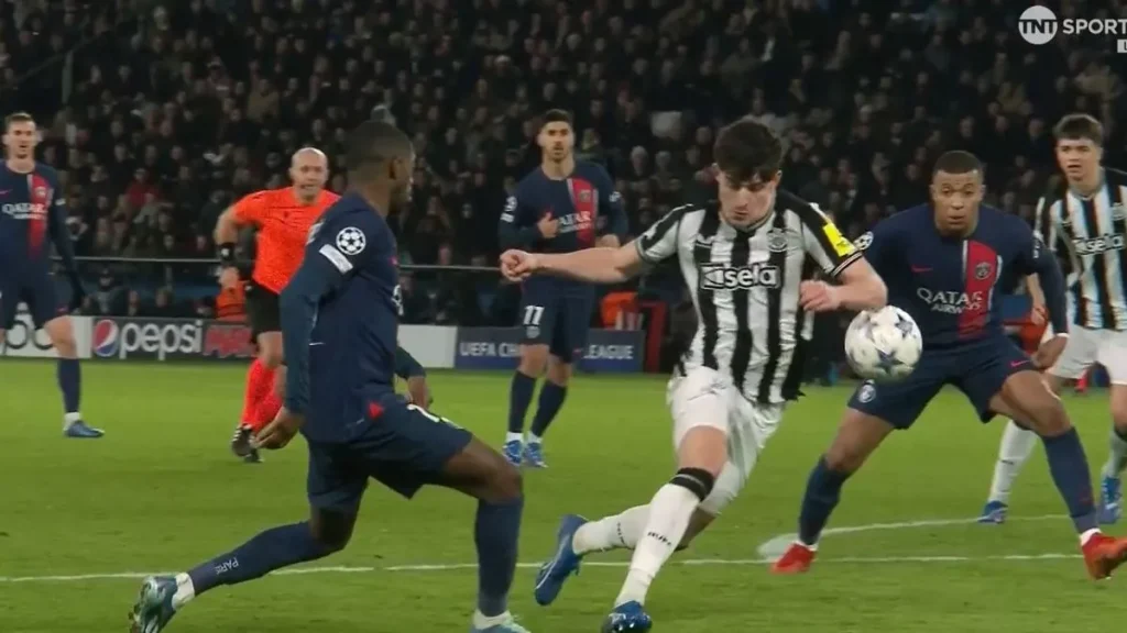 PSG được hưởng quả phạt đền muộn sau khi Tino Livramento bị cho là để bóng chạm tay trong vòng cấm (Ảnh Kubet)