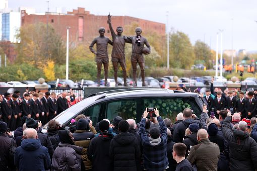 Lễ tang Sir Bobby Charlton đi qua Old Trafford (Ảnh Kubet)