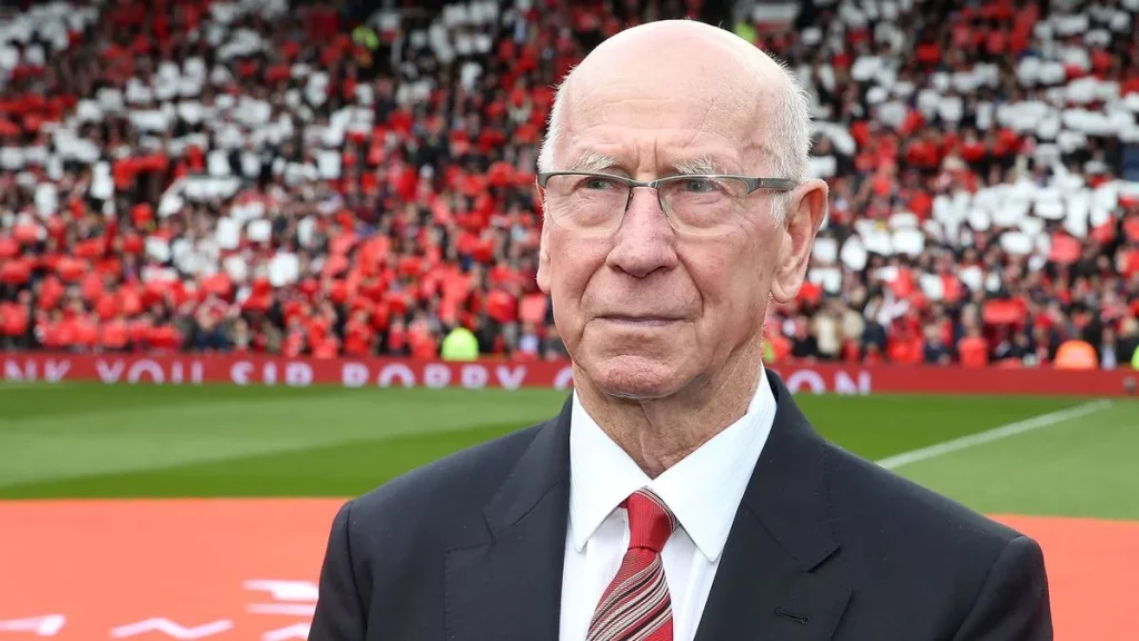 Ngài Bobby Charlton qua đời ở tuổi 86 vào tháng 10 (Hình ảnh: Kubet)