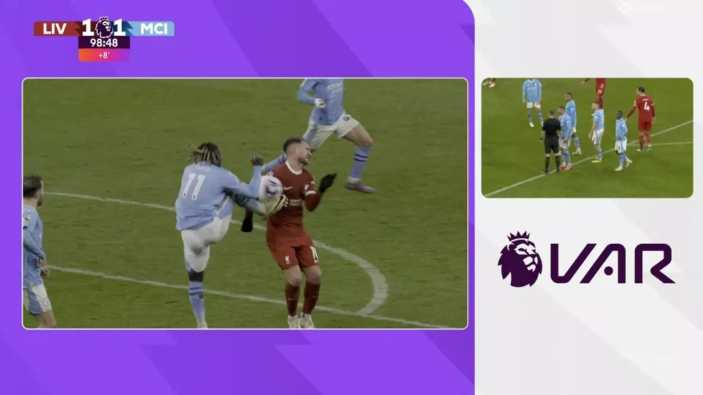 Liverpool bị từ chối hưởng phạt đền dù Jeremy Doku đá thẳng vào ngực Alexis Mac Allister (ảnh Kubet)
