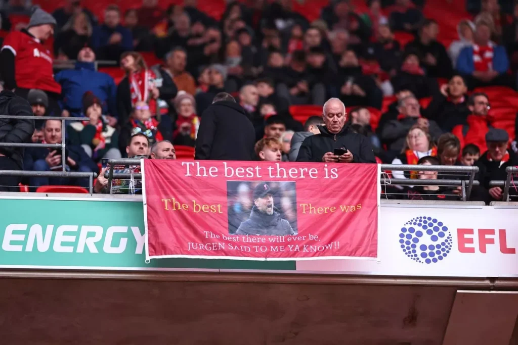 Một biểu ngữ vinh danh Jurgen Klopp được treo tại Wembley (ảnh Kubet)